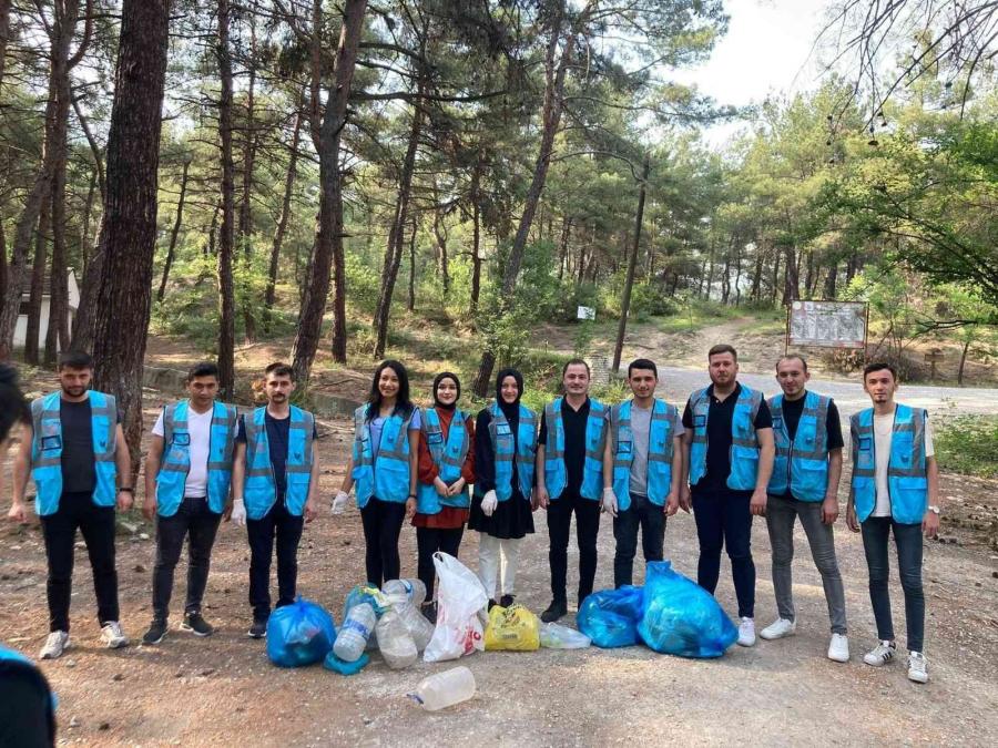 Ak Gençler Çevre Temi̇zli̇ği̇ Yaptı