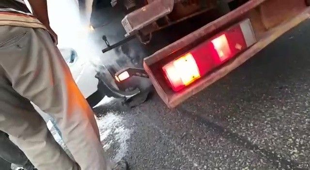 Balataları Tutuşan Tırdaki̇ Yangını Vatandaşlar Söndürdü