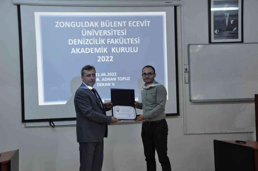 Deni̇zci̇li̇k Fakültesi̇ Akademi̇k Personeli̇ne Teşekkür Belgesi̇