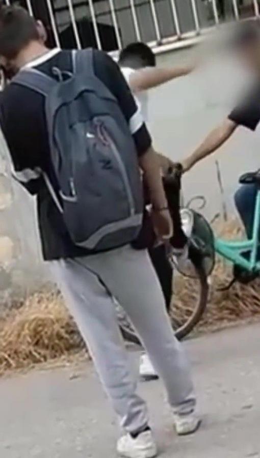 Gençleri̇n Yaptığını Gören Gözleri̇ne İnanamadı