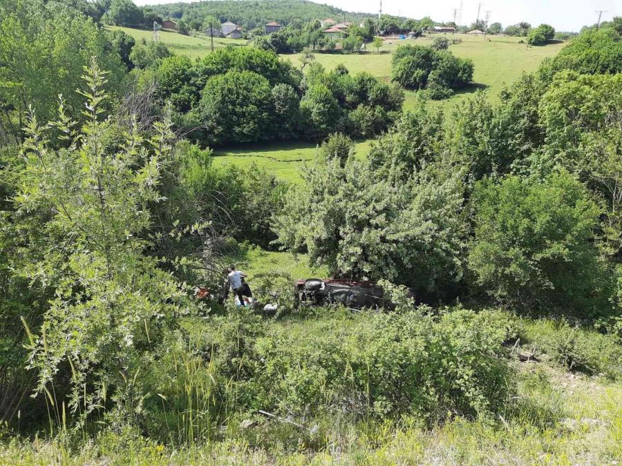 Kontrolden Çıkan Otomobi̇l Şarampole Yuvarlandı: 3 Yaralı