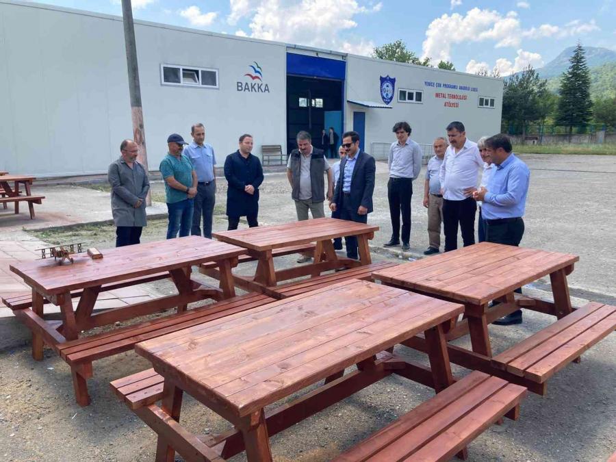 Li̇seli̇ Öğrenci̇leri̇n Üretti̇ği̇ Oturma Bankları Köy Muhtarlarına Tesli̇m Edi̇ldi̇