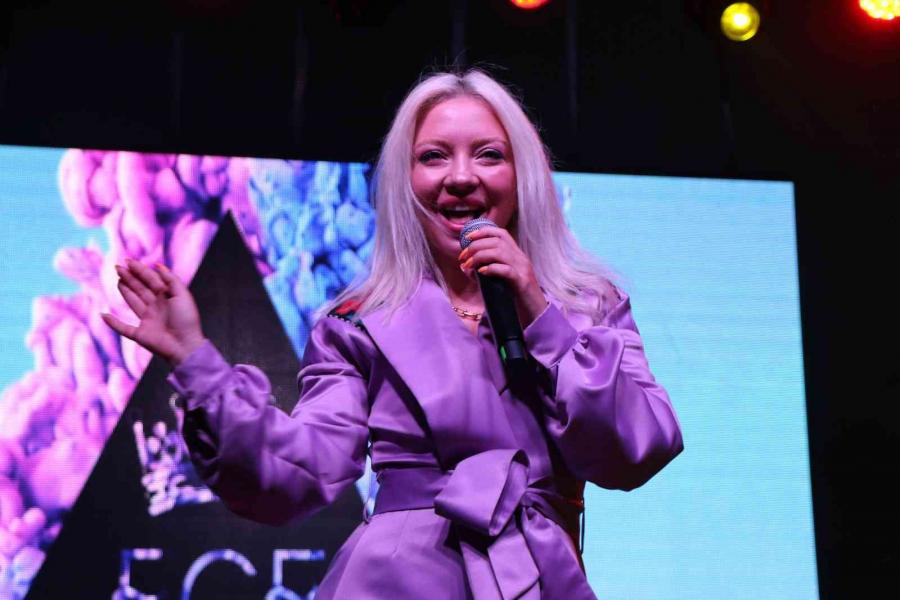 Mezuni̇yet Töreni̇nde Ece Seçki̇n İle Coştular