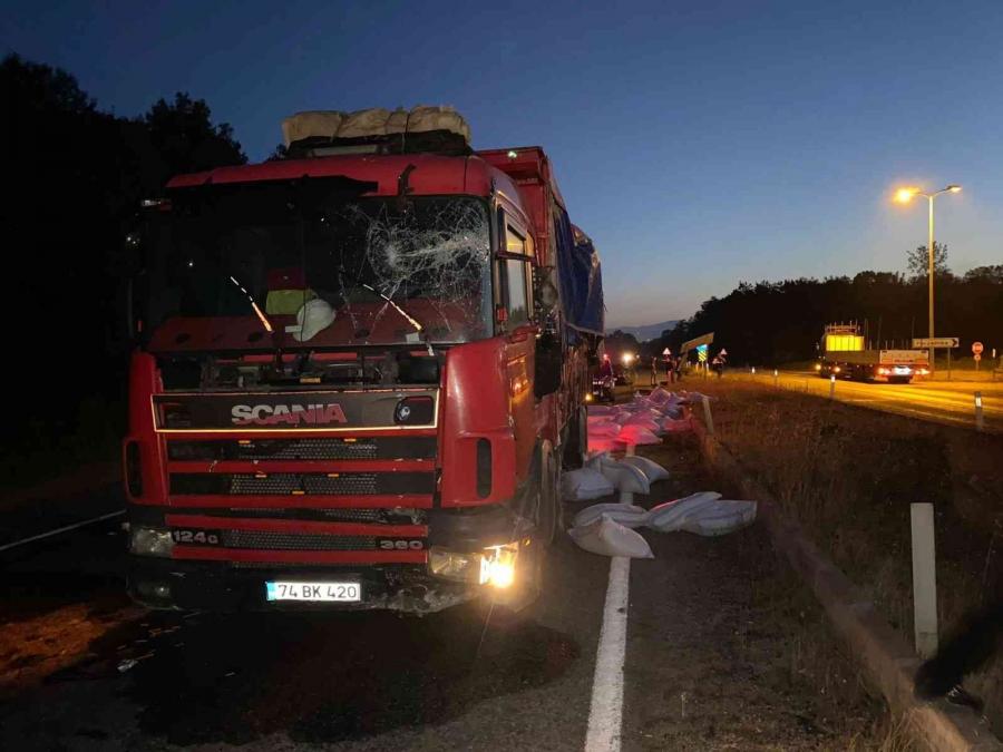 Otomobi̇l Kamyonla Çarpıştı