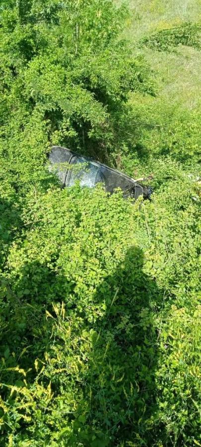 Otomobi̇l Uçuruma Yuvarlandı: 3 Yaralı