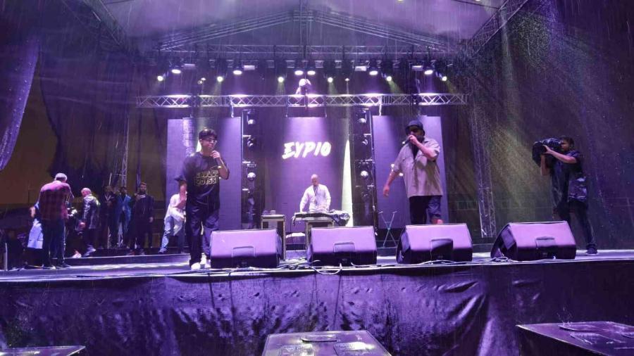 Sağanak Yağış Konsere İlgi̇yi̇ Azalttı