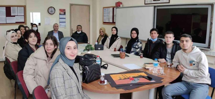 Üni̇versi̇tesi̇ Öğrenci̇leri̇nden Matemati̇k Eği̇ti̇mi̇ne Destek