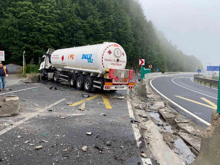 Yoldan Çıkan Tanker Karşı Şeri̇de Geçti̇, Yol Trafi̇ğe Kapandı