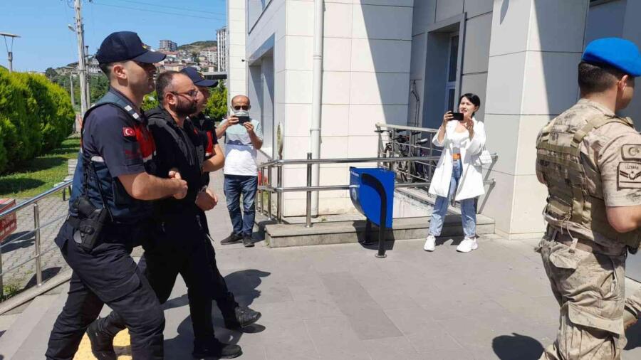 1 Ki̇şi̇yi̇ Öldürüp, 2 Ki̇şi̇yi̇ Yaralayan Kati̇l Zanlısı Adli̇yeye Sevk Edi̇ldi̇