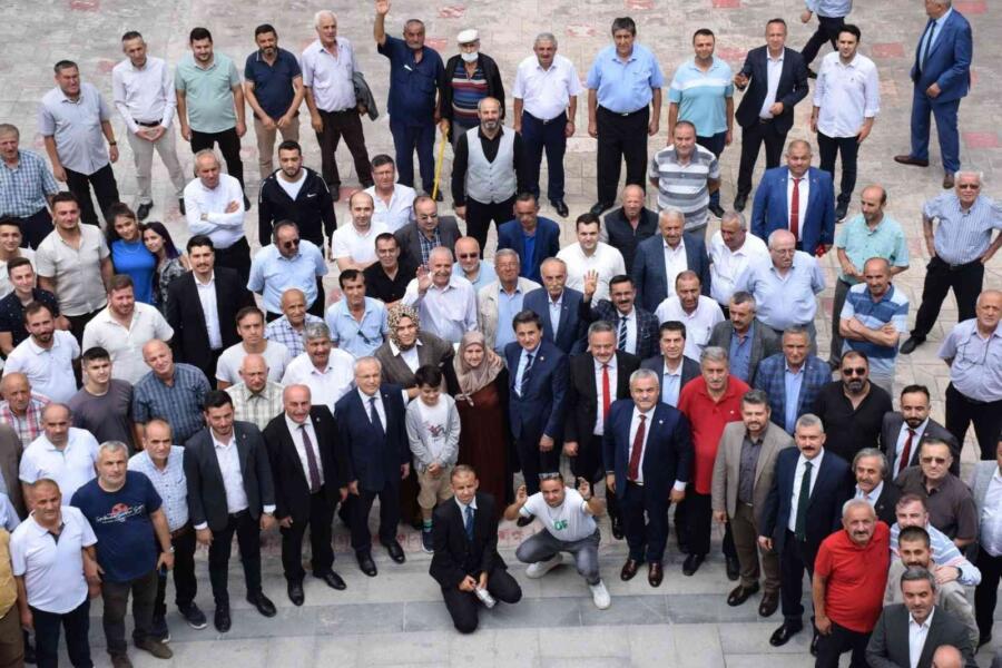 Ak Parti̇de Bayramlaşma Coşkusu