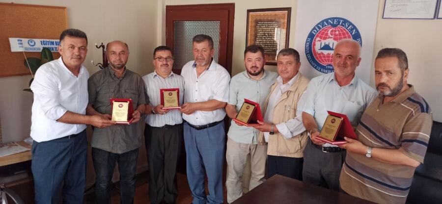 Devrekte Emekli̇ Olan Di̇n Görevli̇leri̇ne Plaket Takdi̇m Edi̇ldi̇