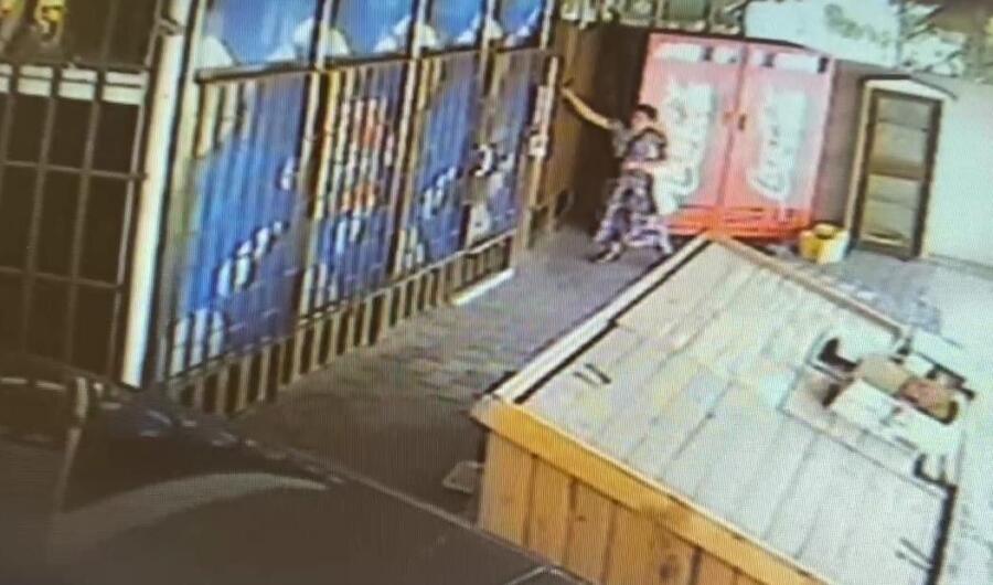 Dolmuştan İnen Kadının Yaptığı Hırsızlık Güvenli̇k Kamerasına Yansıdı