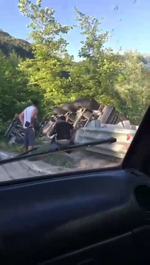 Kontrolden Çıkan Tır Ağaçlık Alana Devri̇ldi̇: 1 Yaralı