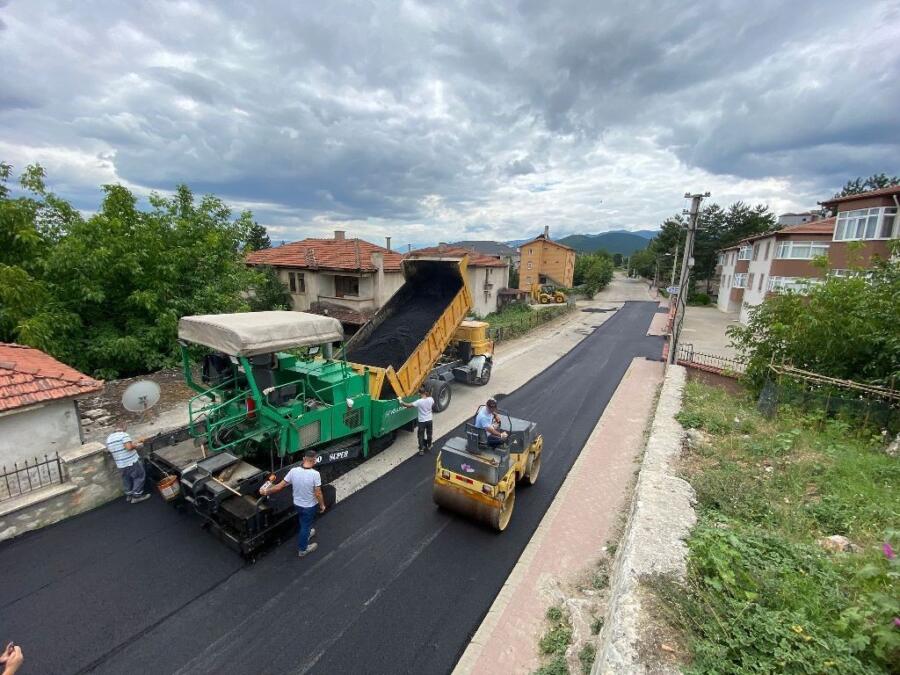 Safranboluda Konforlu Ulaşım İçi̇n Asfaltlama Çalışmaları Sürüyor