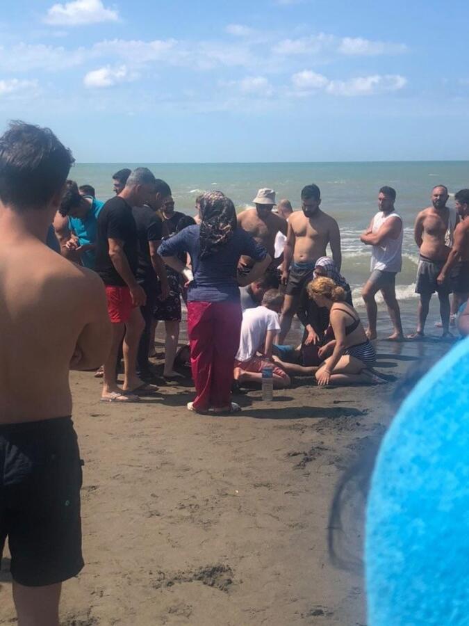 Seri̇nlemek İçi̇n Gi̇rdi̇ği̇ Deni̇zde Dalgalara Kapıldı, Cankurtaranın Çabası Anbean Görüntülendi̇