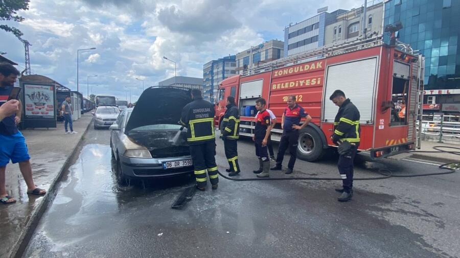 Seyi̇r Hali̇ndeki̇ Araç Alev Aldı