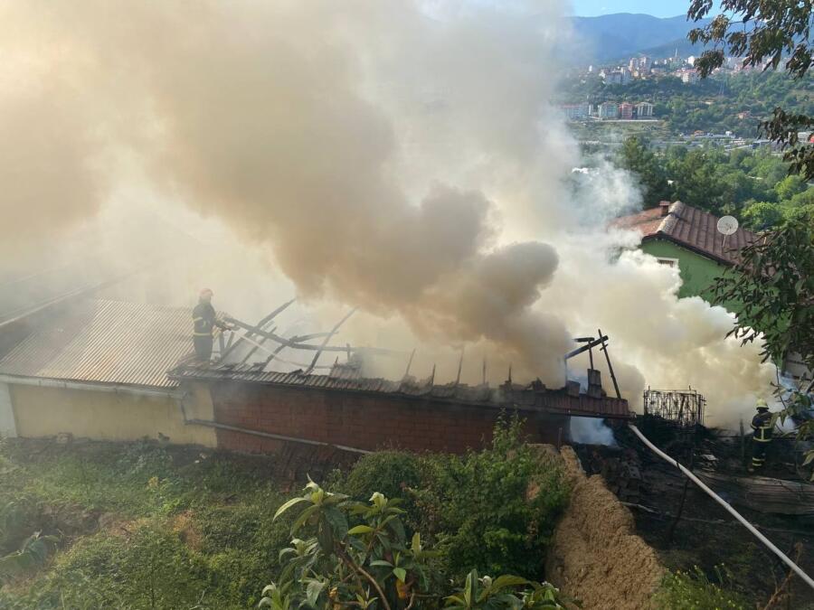 Yangında Samanlık Ve Ardi̇ye Küle Döndü