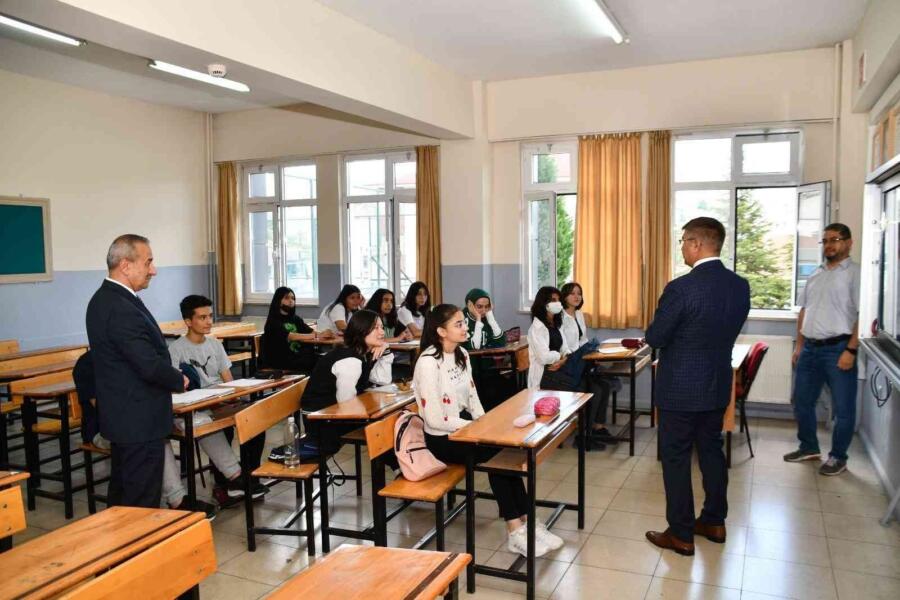 Yaz Okulu Kursları Öğrenci̇leri̇n Bi̇lgi̇leri̇ni̇ Peki̇şti̇rmeleri̇ni̇ Sağlıyor