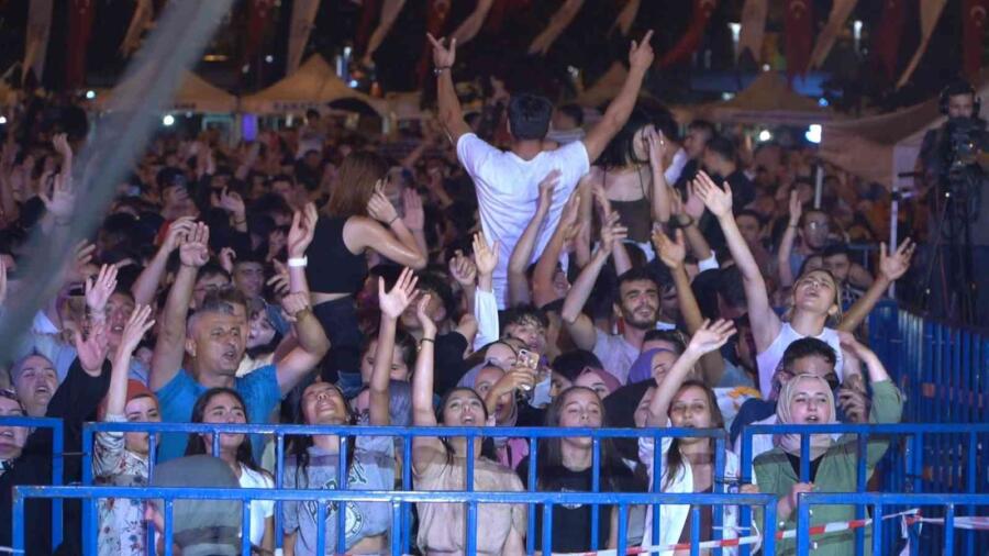 Düzceli̇leri̇ Sağanak Bi̇le Durduramadı