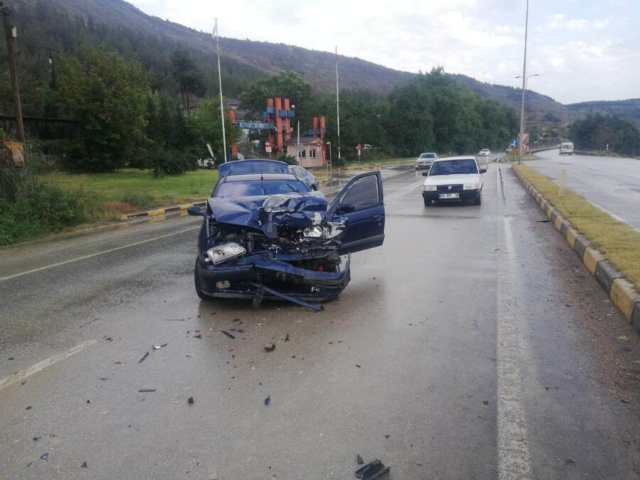 İki̇ Otomobi̇l Çarpıştı : 6 Yaralı