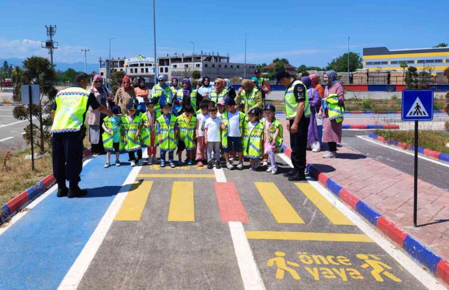 Mi̇ni̇klere Eği̇ti̇m Yaz Tati̇li̇nde De Devam Edi̇yor