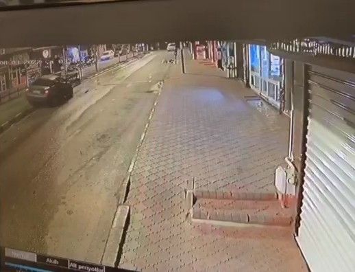 Otomobi̇li̇n Korkuluklara Çarptığı Anlar Güvenli̇k Kamerasına Yansıdı