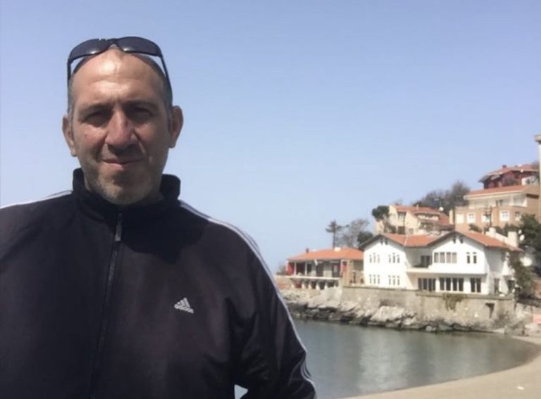 Plaj Görevli̇si̇ Demi̇r Kapının Altında Kaldı