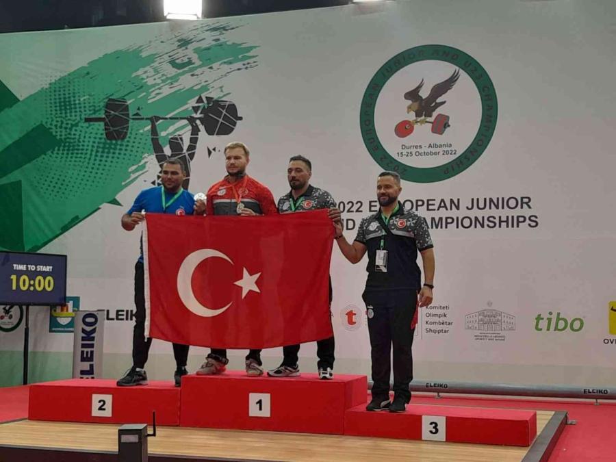 Barülü Mi̇lli̇ Halterci̇ Emre Öztürkten 2 Gümüş Madalya