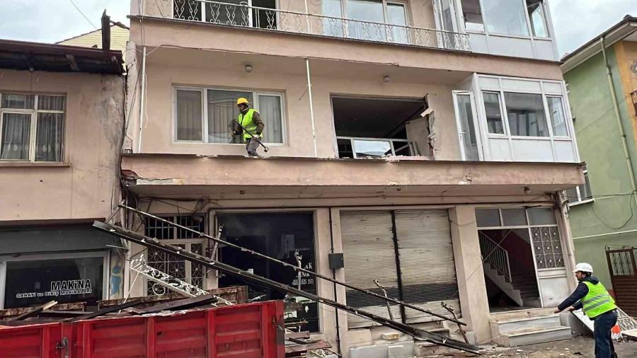 Deprem Bölgesi̇nde Ağır Hasarlı İlk Evi̇n Yıkımına Başlandı