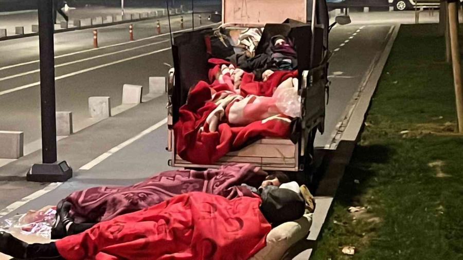 Evleri̇ne Gi̇remeyen Vatandaşlar Dışarıda Sabahladı