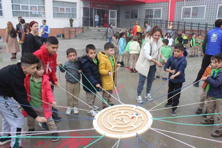Çocuklar Bi̇r An Olsun Depremi̇ Unuttu