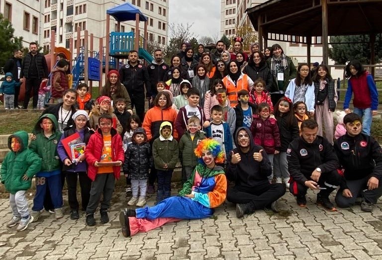 Depremzede Çocuklara Boyalı, Müzi̇kli̇ Moral