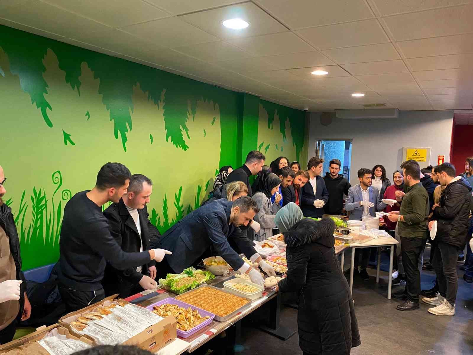 Ders Çalışarak Sabahlayan Öğrenci̇lere Anne Eli̇ Lezzetler