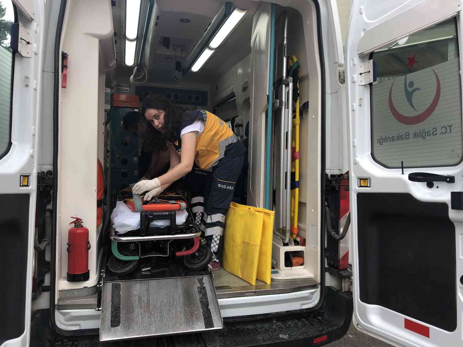 Kesti̇ği̇ Ağacın Altında Kalarak Ağır Yaralandı