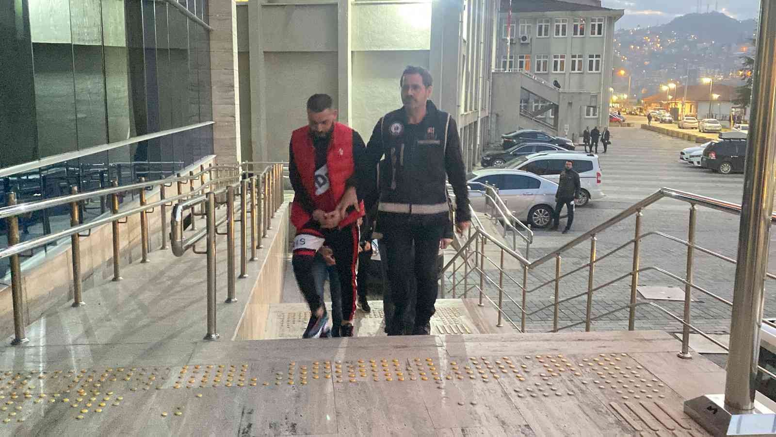 Kuyumcudaki̇ Sahte Dolarla Altın Alışveri̇şi̇ Adli̇yede Bi̇tti̇