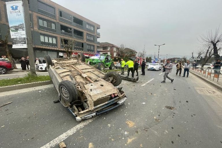 Düzce’de devrilen arabadaki 5 kişi yaralandı