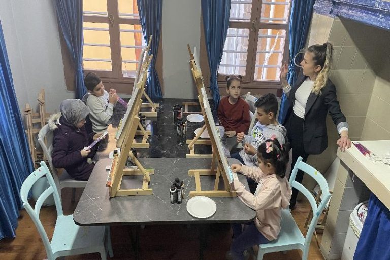 Sarsıntısı yaşayan çocuklar “Geleceğin Işıkları” sınıfında hislerini resmediyor