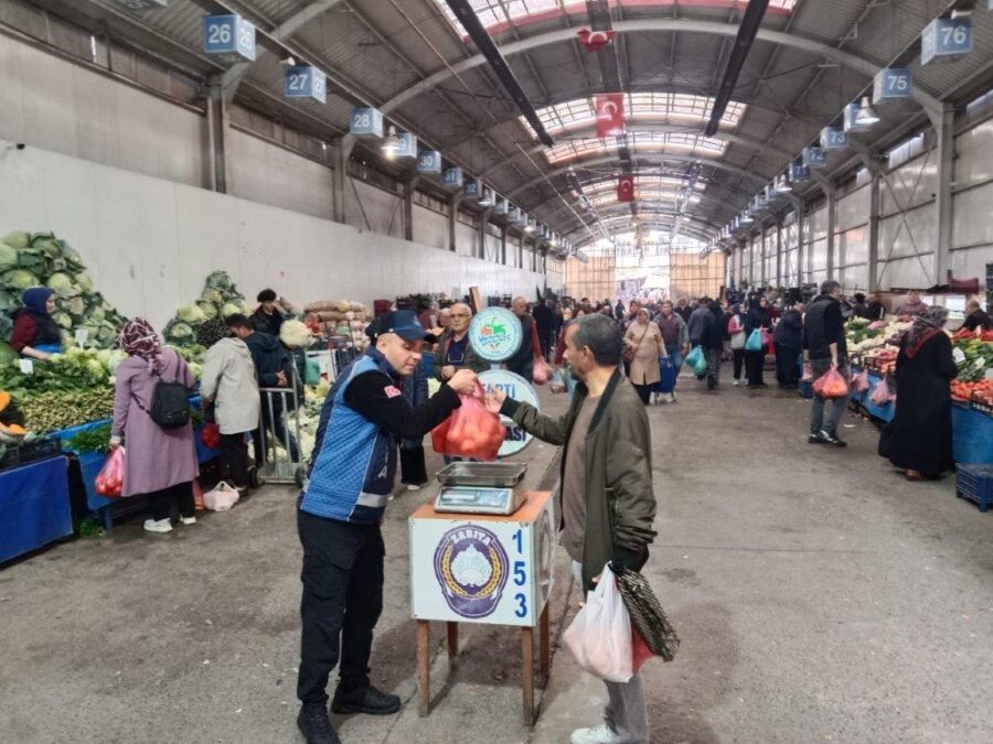 KDZ. EREĞLİ’DE PAZAR POŞETLERİNİ BİRDE ZABITA TARTIYOR