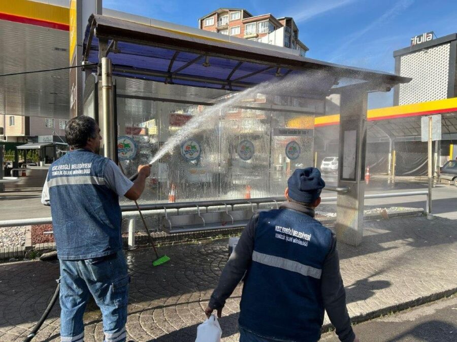 KDZ. EREĞLİ’DE OTOBÜS DURAKLARI DETAYLI TEMİZLENDİ