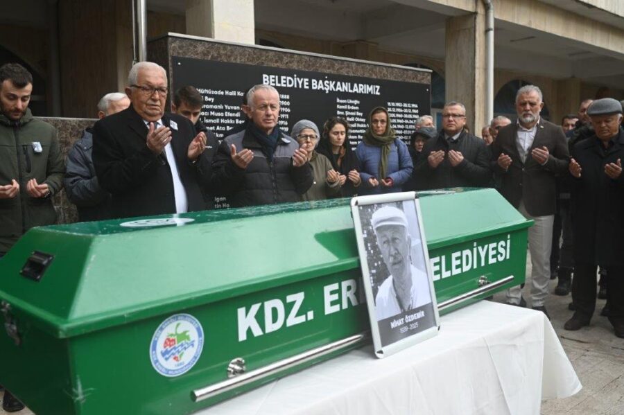 NİHAT ÖZDEMİR İÇİN BELEDİYE ÖNÜNDE TÖREN DÜZENLENDİ